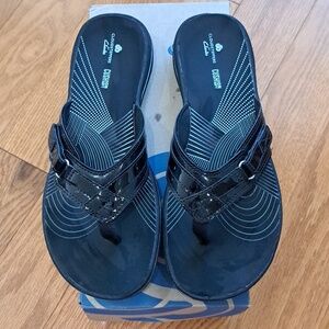 Clarks Black Patent Thong Sandals for Women